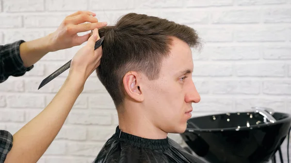Жіноча перукарська зачіска робить чоловічий стиль волосся — стокове фото