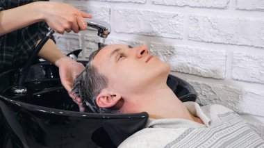 Bayan Kuaför berber baş bir erkekte yıkar