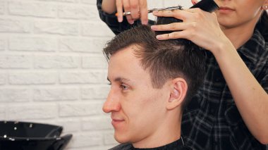 Erkek saç stili yapıyor kadın Kuaför Saç kesimi