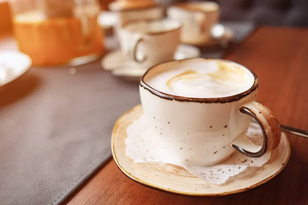 Taza de café en la mesa, arte latte — Foto de Stock