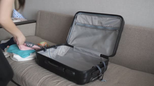 Mulher que sai de casa muito tarde para o aeroporto apressa-se com a preparação de bagagem — Vídeo de Stock