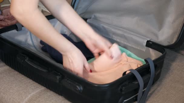 Chica embalaje viaje maleta en casa — Vídeo de stock