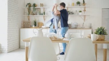 modern mutfakta servis tablo tarafından mutlu adam kadın dans
