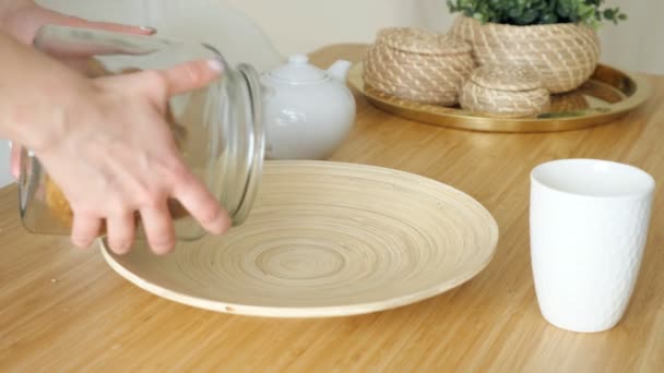 Vrouw serveert ontbijt met koekjes op tafel in de keuken — Stockvideo