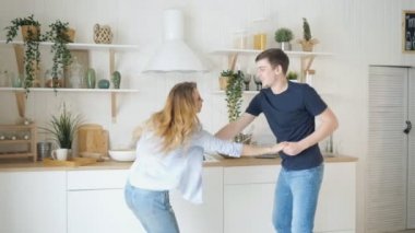 Sarışın kızı adam dans tablo tarafından modern mutfak ocağı