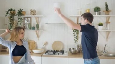 modern mutfakta servis tablo tarafından mutlu adam kadın dans