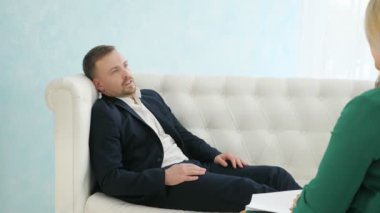 Bayan psikolog ile danışarak üzgün adam
