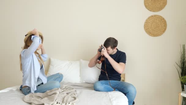 Mädchen Kerl fotografieren mit alter Kamera posiert in Melone — Stockvideo
