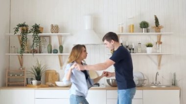 Sarışın kızı adam dans tablo tarafından modern mutfak ocağı