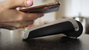 Kadının el ile terminal için ödeme, Gayrinakdi işlem kullanarak bir telefon.
