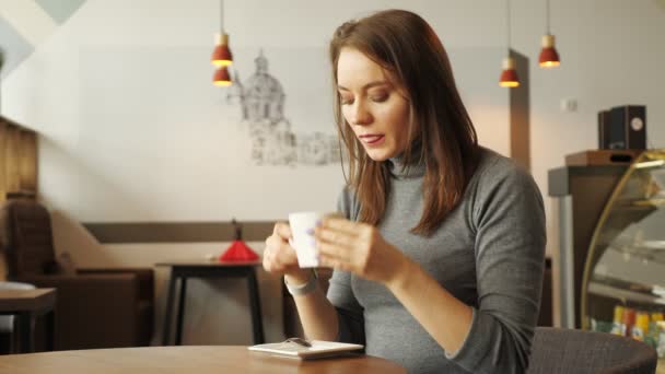 Ženy je pít šálek kávy v kavárně. — Stock video