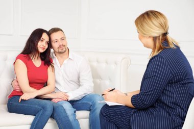 Mutlu mutlu adam karısını bir psikolog ile bir resepsiyonda sarılma