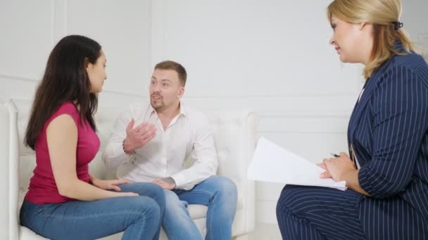 Muž, který křičí a stěžuje na manželský poradce — Stock video