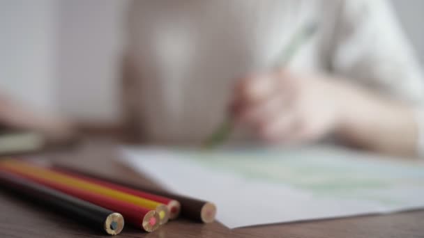 Blurred of girl draws with pencils — Stok video