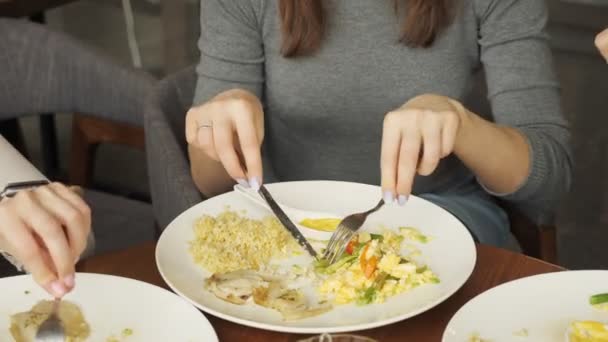 Неузнаваемые женщины едят еду в кафе — стоковое видео