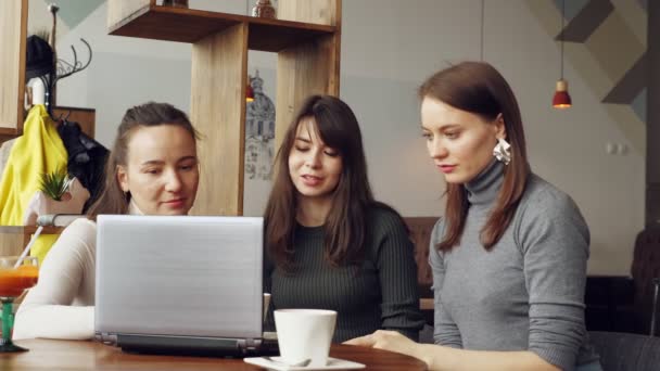 Equipe de mulheres bem sucedidas no centro de coworking: lendo uma mensagem com boas notícias no laptop e, em seguida, dando um cinco para o outro . — Vídeo de Stock