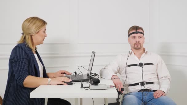 Man on Polygraph Test — Stock Video