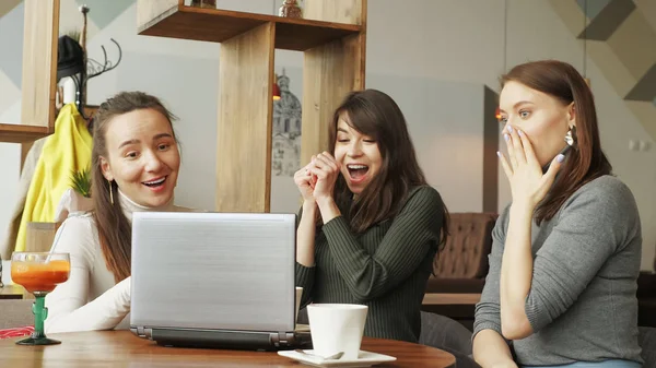 Framgångs rika kvinnor team i Coworking Center: läsa ett meddelande med goda nyheter i laptop och sedan ge en fem till varandra. — Stockfoto