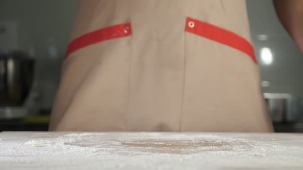 Chef panettiere uomo in grembiule prepara la pasta . — Video Stock