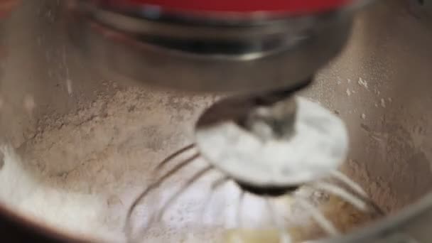 A tésztát gyúrjuk egy dagasztó gép. — Stock videók