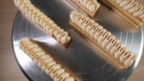 Dönen pasta standı üzerinde yoğunlaştırılmış süt ve krem ile bisküvi kekler. — Stok video