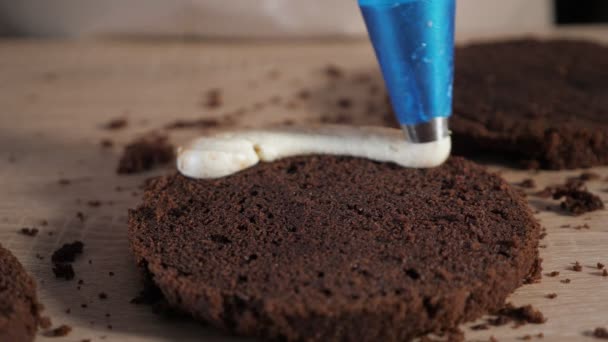 Cukrář s cukrářovým sáčkem na čokoládové houbičky. Tvorba dortu v pekárně. — Stock video