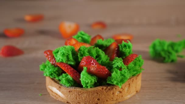 Mini-Kuchen mit Erdbeerscheiben und Sahne auf Keks mit Puderzucker übergießen. — Stockvideo
