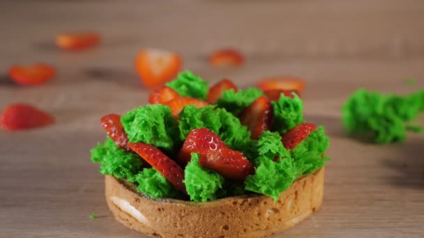 Mini pastel con rodajas de fresa y crema sobre galleta vertiendo con azúcar en polvo . — Vídeos de Stock