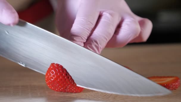 Chef cook cuts strawberries on a cutting board — Stock Video
