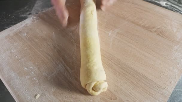 Baker chef trabajando con masa en la mesa — Vídeos de Stock