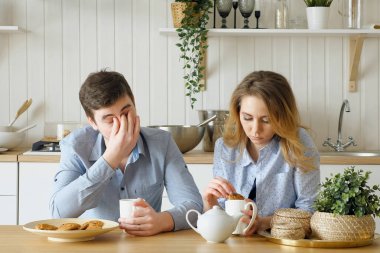 üzgün çift kız adam sessizce çay içme kahvaltı var