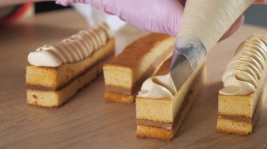 Pasta şefi pasta torbası krem ile bisküvi dekorlar.