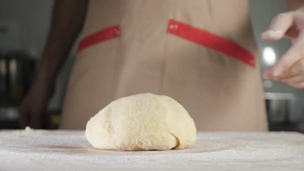 Bäckermeister in Schürze bereitet den Teig zu. — Stockvideo