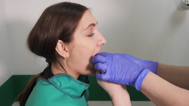 치과 의사는 치과 진료소에서 턱 엑스레이 이미지에 젊은 여자를 준비. — 비디오