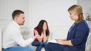 Kadın psikolog endişeli genç çift yardım.