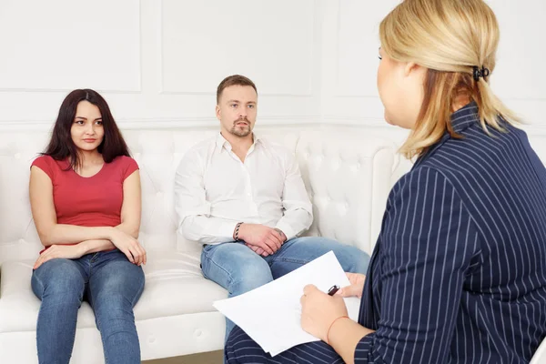 Pareja joven en una recepción con un psicólogo — Foto de Stock