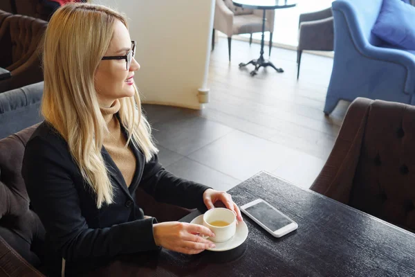 Mujer de negocios beber café y relajarse en la cafetería —  Fotos de Stock