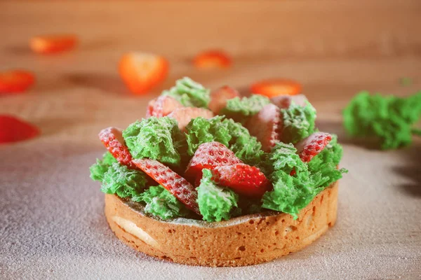 Mini-Kuchen mit Erdbeerscheiben, Gemüse und Sahne auf Keks mit Puderzucker — Stockfoto