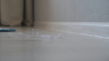 Oturma odasında insan temizlik parke zeminler