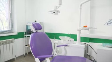 Diş hekimi ve diş hekimi tarafından kullanılan diğer aksesuarlar.