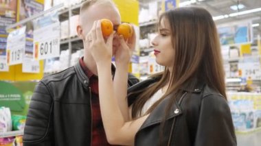 Hipermarkette genç bir çift.