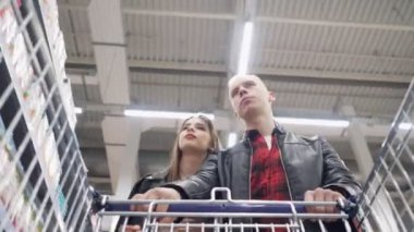 Bir süpermarket ve seçebilirsiniz ürünler yürüyüş genç çift adam ve kız