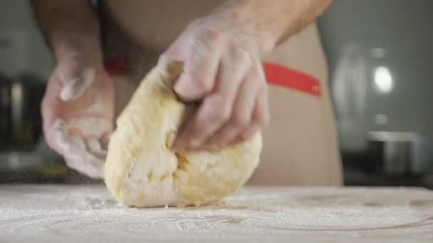 Bäckermeister in Schürze bereitet den Teig zu. — Stockvideo