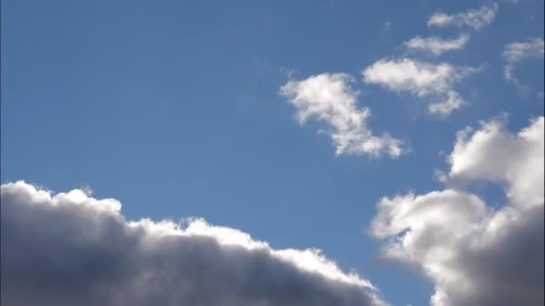 Nubes de lapso de tiempo, nubes hinchadas rodantes se mueven, nubes blancas ligeras lapso de tiempo. — Vídeo de stock