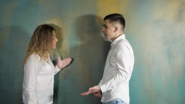 El marido y la mujer discuten y se gritan. . — Vídeos de Stock