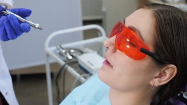 Diş sandalyesinde oturan bir diş kaldırmak için korkuyor genç kadın Portresi