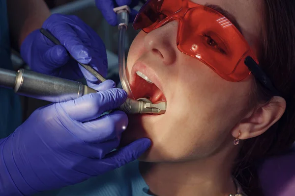 Junge Frau bei der Vorsorgeuntersuchung im Zahnarztstuhl. Zahnpflegekonzept. — Stockfoto