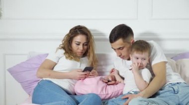 Ebeveynler cep telefonlarına çocuklarına dikkat etmeyen bakıyorlar. Gerçekliğin kaçışı, araçlardan bağımlılık.