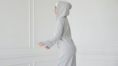 Hijab ve fitness elbise Müslüman kadın bacaklar için fitness egzersiz yapıyor.