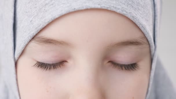 Başörtüsü müslüman genç kızın closeup gözleri kameraya bakarak. — Stok video